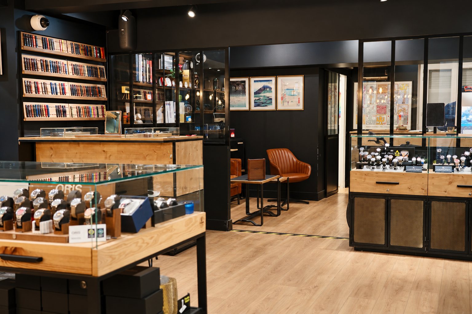 L’intérieur de la boutique HOREL rue de la Devise, avec ses comptoirs et son espace de rencontre.