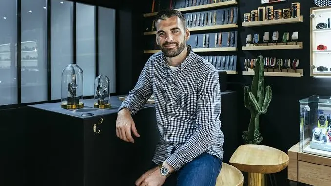 Portrait au comptoir de la boutique HOREL